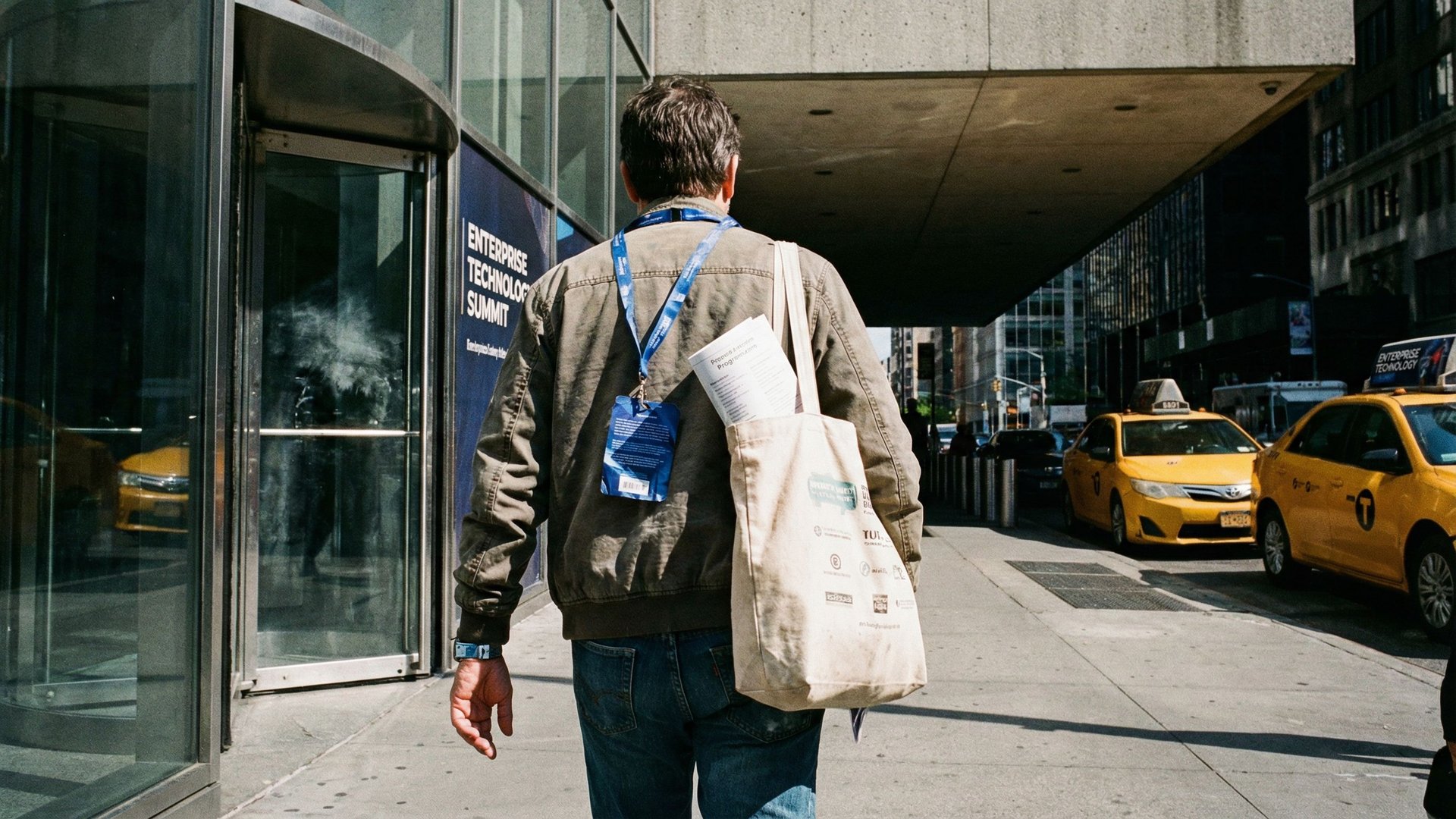 Schachbrett mit Figuren verschiedener Farben als Metapher für die strategische Positionierung bei KI-Agenten-Plattformen